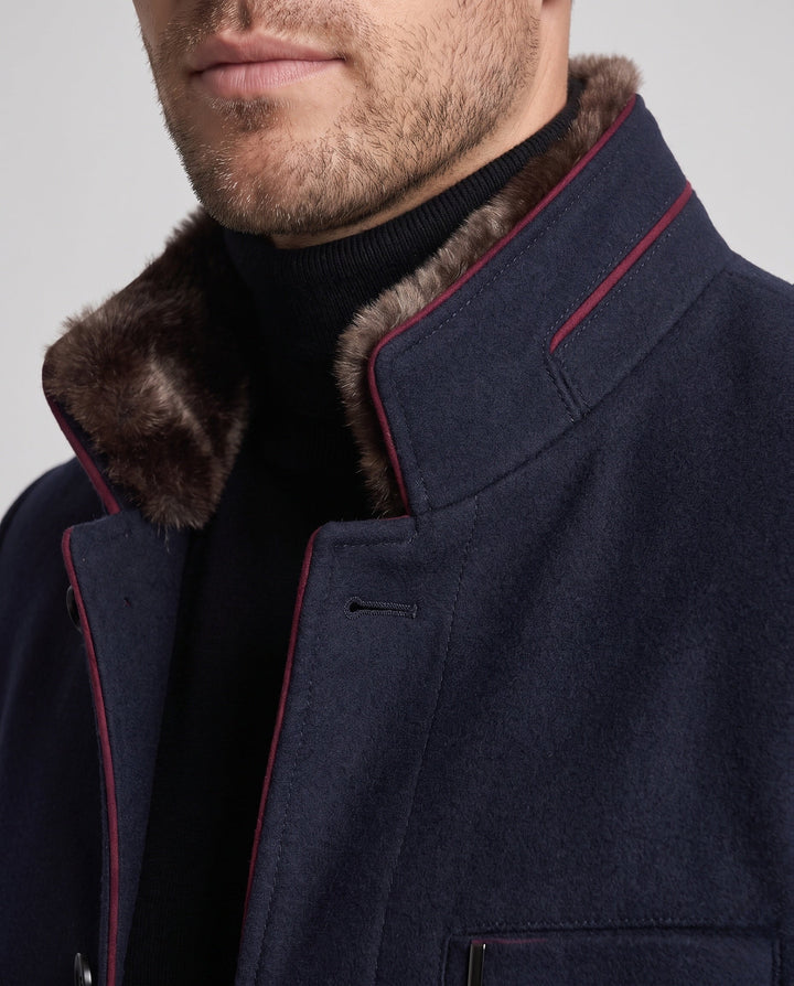 Stilvoller Herren Kurzmantel für Business & Freizeit. Eleganter Schnitt, luxuriöser Kragenbesatz.