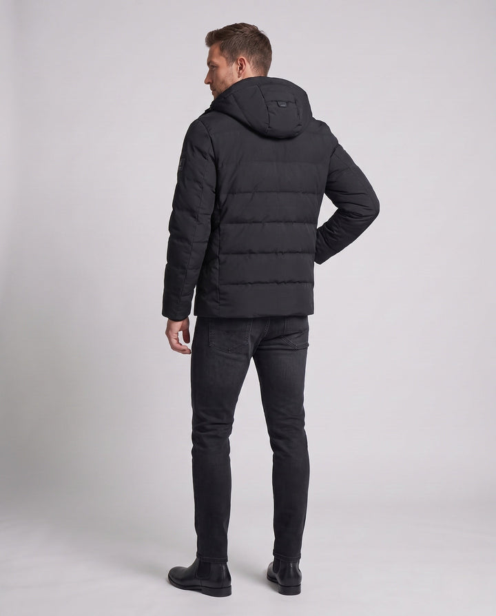 Leichte, wasserabweisende Herren-Daunenjacke mit Kapuze, gesteppt. Für Outdoor-Aktivitäten und winterliche Tage.