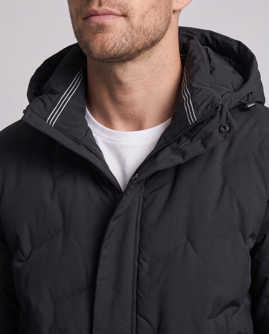 Stilvolle Herren-Daunenjacke mit Kapuze, gesteppt, leicht und warm. Ideal für Freizeit und winterliche Abenteuer.