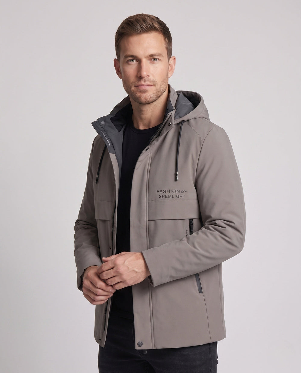 Stilvoller Herren Thermomantel mit Kapuze, wasserabweisend und warm, ideal als Winterjacke für Pendler.