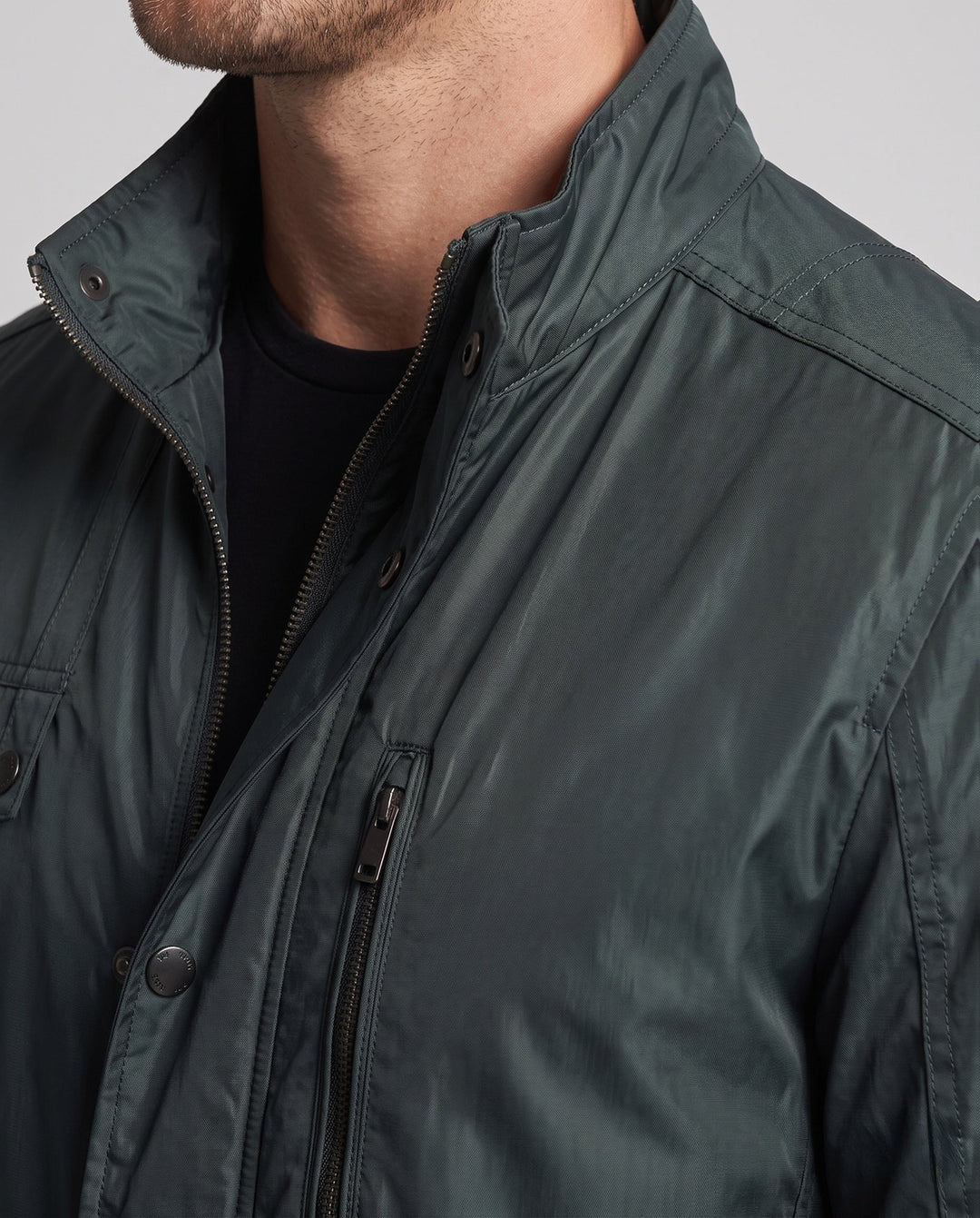 Herren Reiseweste mit Stehkragen, dick gepolstert. Windresistenter Schutz für Outdoor & Freizeitaktivitäten.