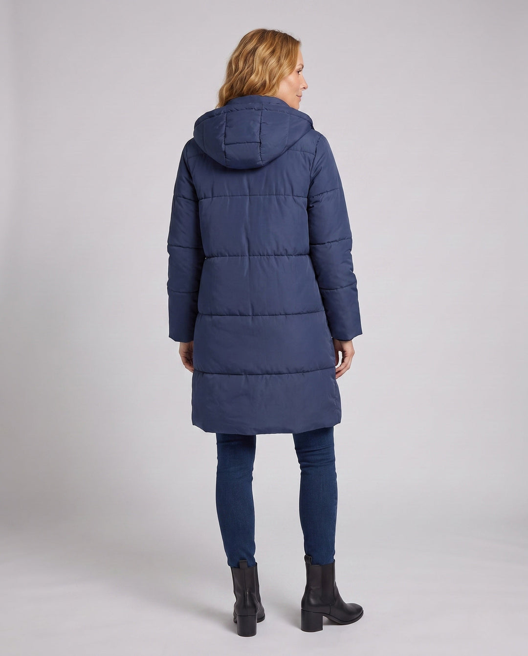 Warmer Damen Steppmantel mit extra großer Kapuze für maximalen Kälteschutz und einen eleganten Winter-Stil.