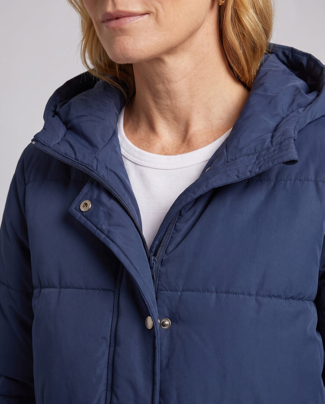 Modischer Damen Kapuzenmantel, lang, gesteppt und warm; perfekt für Freizeit, Outdoor & urbanen Winter-Look.
