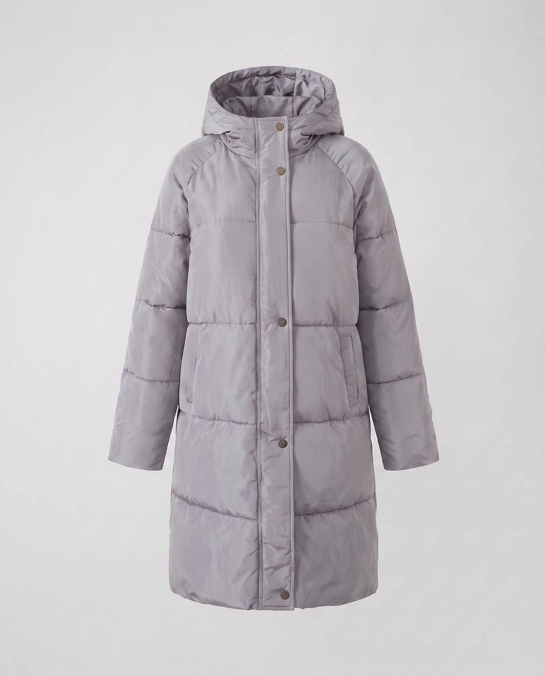 Nahaufnahme des warmen Damen Steppmantels: Kapuze, Reißverschluss und praktische Taschen für kalte Wintertage.