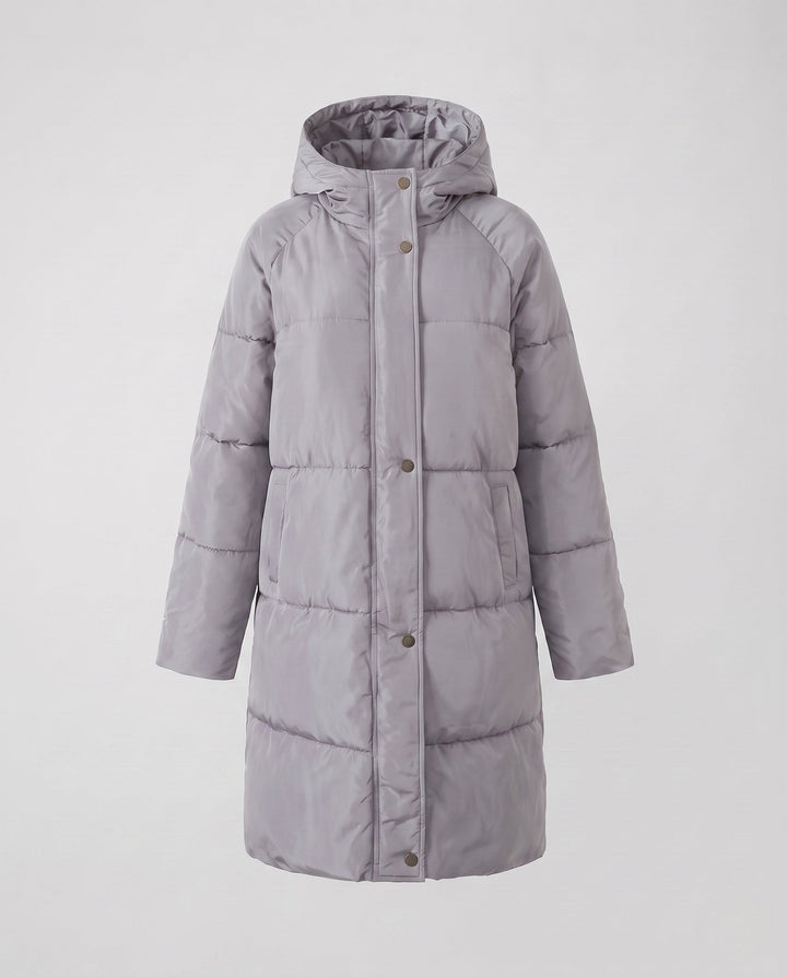 Nahaufnahme des warmen Damen Steppmantels: Kapuze, Reißverschluss und praktische Taschen für kalte Wintertage.