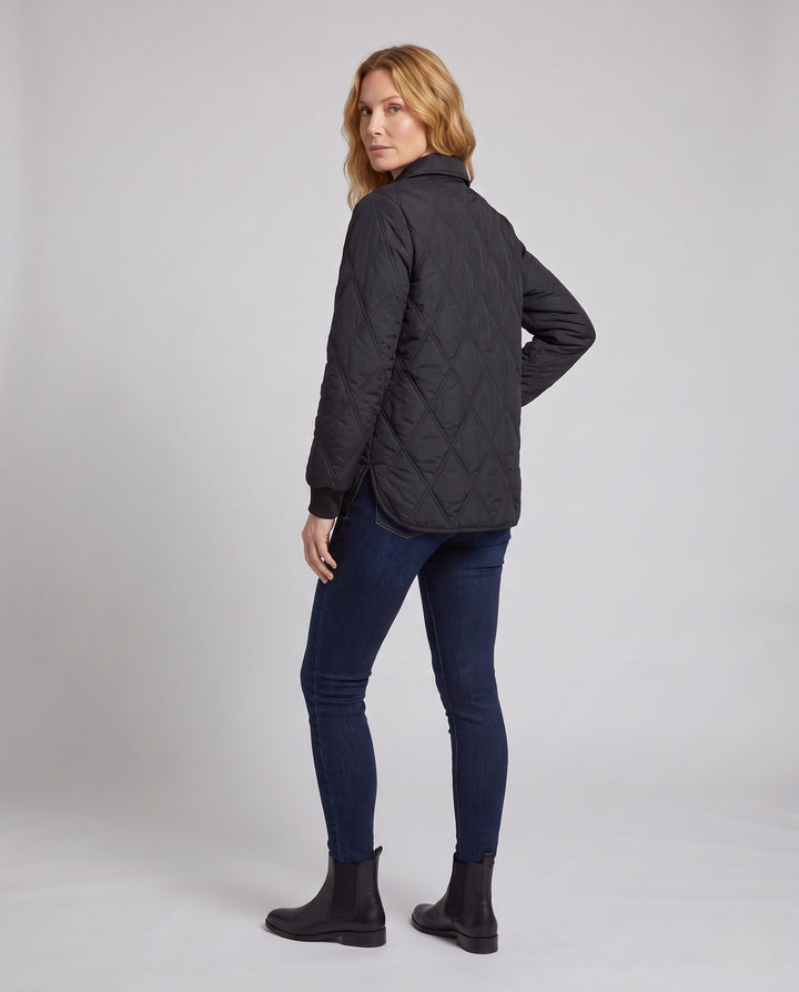 Leichte Damen Steppjacke mit feinem Rautenmuster. Vielseitige Oberbekleidung für Casual-Looks im Frühling.