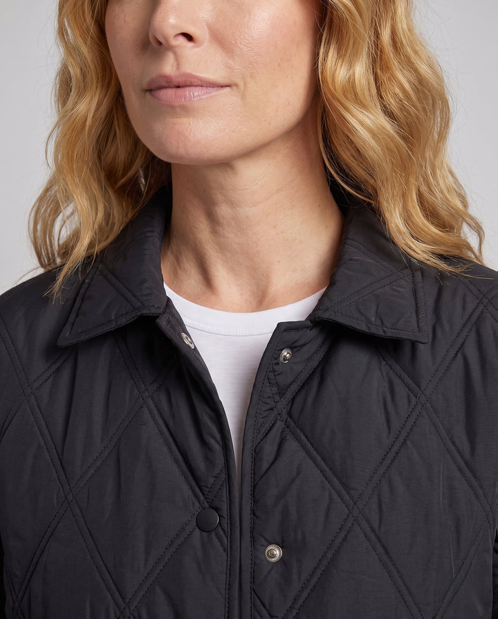Casual-elegante Damen Steppjacke im lockeren Schnitt. Trendige Herbstjacke mit feinem Rautenmuster.