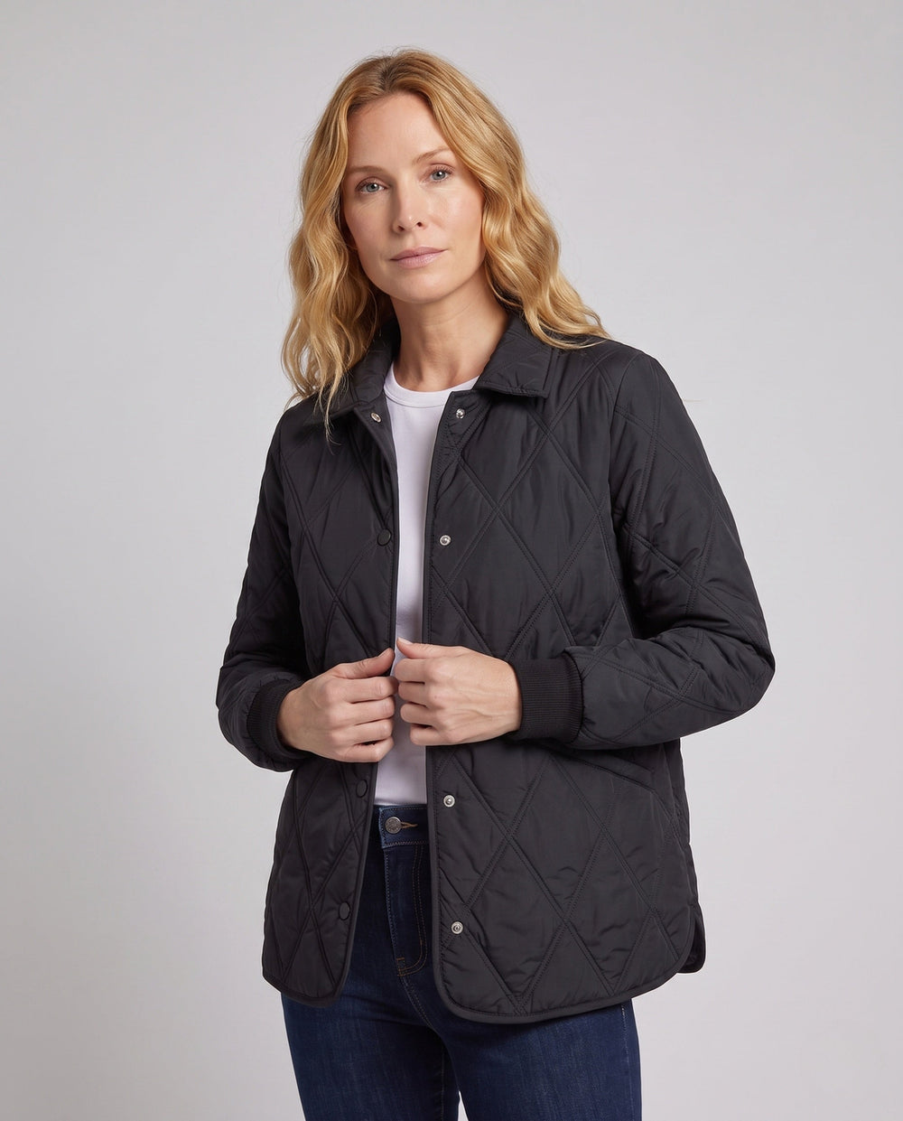 Stilvolle Damen Übergangsjacke für Frühling & Herbst. Leichte Steppjacke mit Rautenmuster und Druckknöpfen.