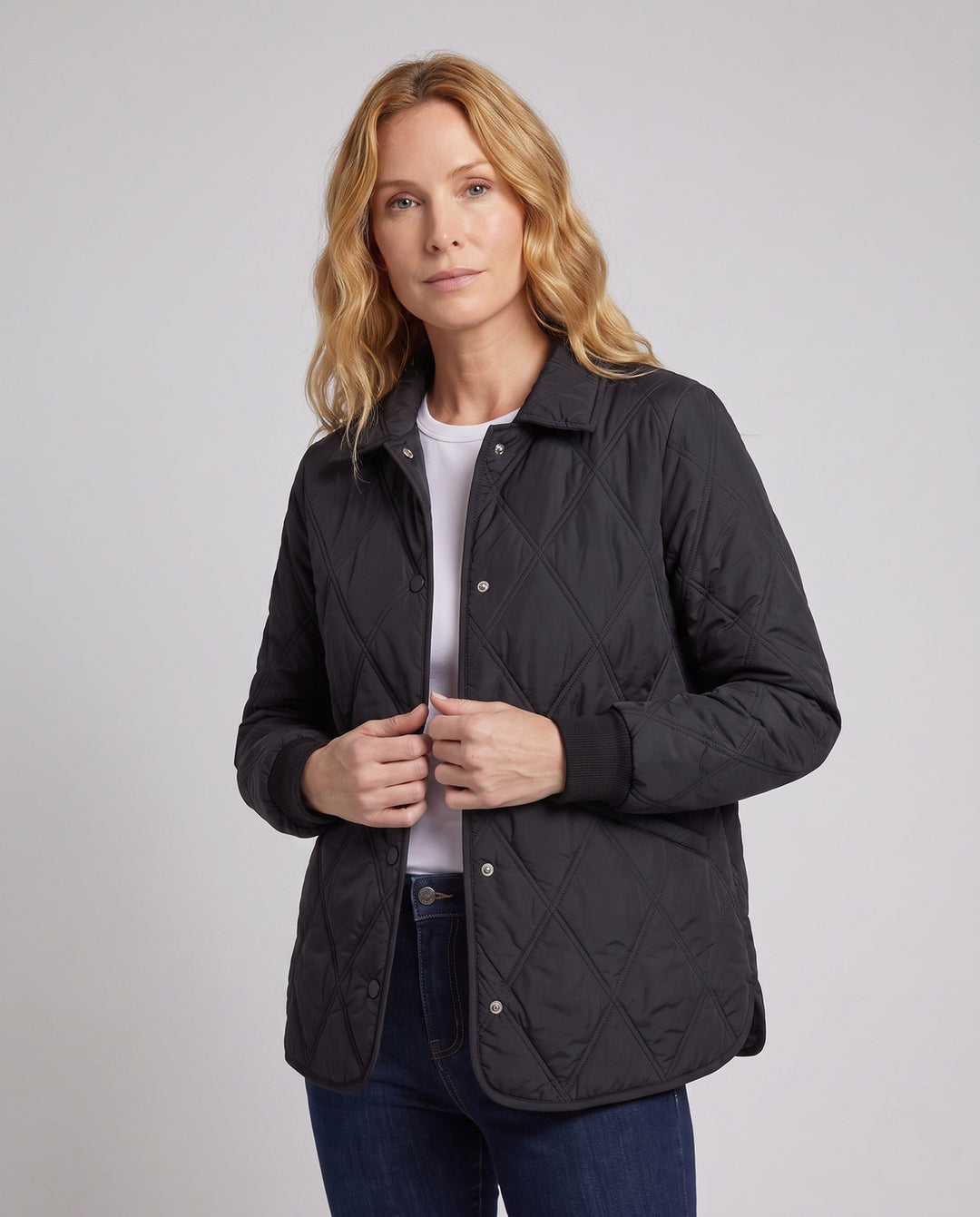 Stilvolle Damen Übergangsjacke für Frühling & Herbst. Leichte Steppjacke mit Rautenmuster und Druckknöpfen.