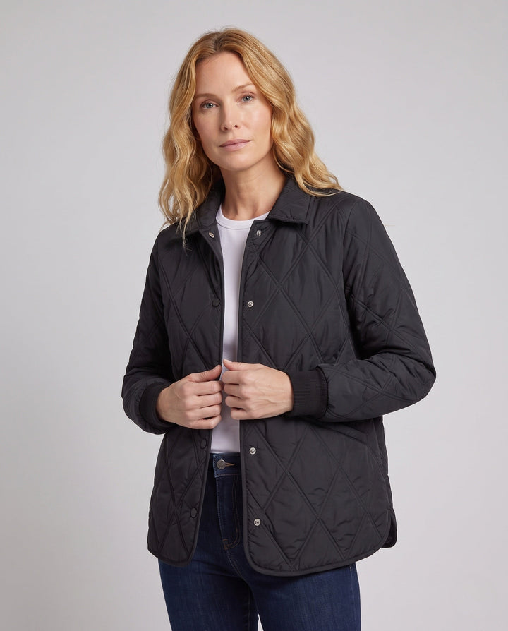 Stilvolle Damen Übergangsjacke für Frühling & Herbst. Leichte Steppjacke mit Rautenmuster und Druckknöpfen.