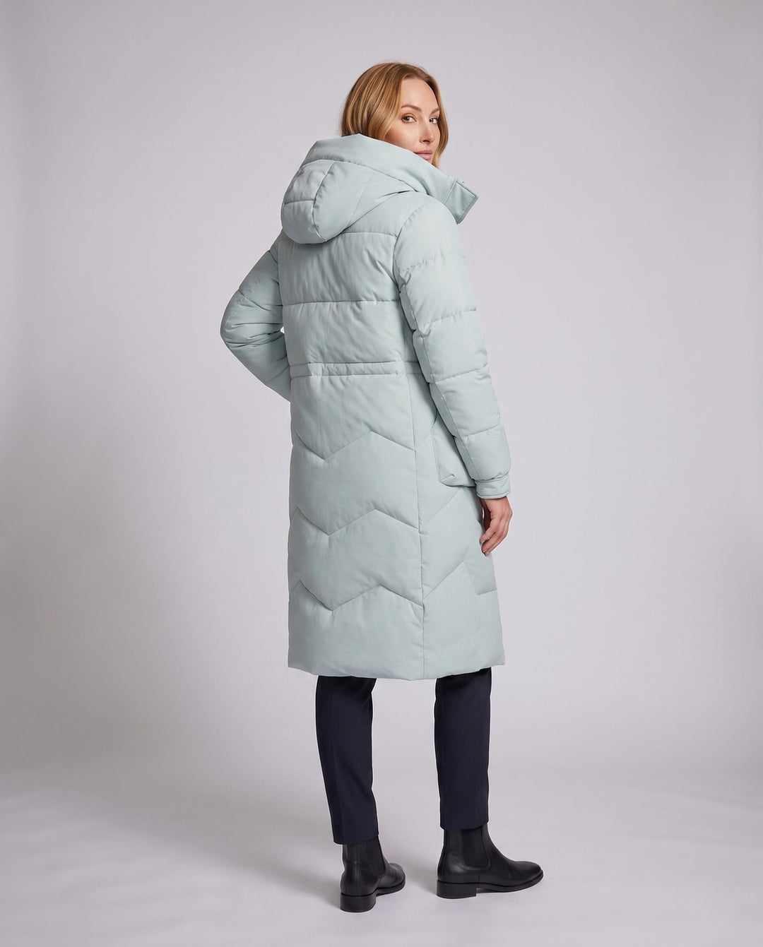 Lange Damen Thermo Steppjacke als Kälteschutz, mit großer Kapuze, für Urban & Outdoor Wintermode.