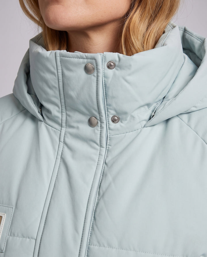 Stylische Damen Steppjacke, lang, mit Oversize Kapuze und Kälteschutz, moderne Frauenmode.