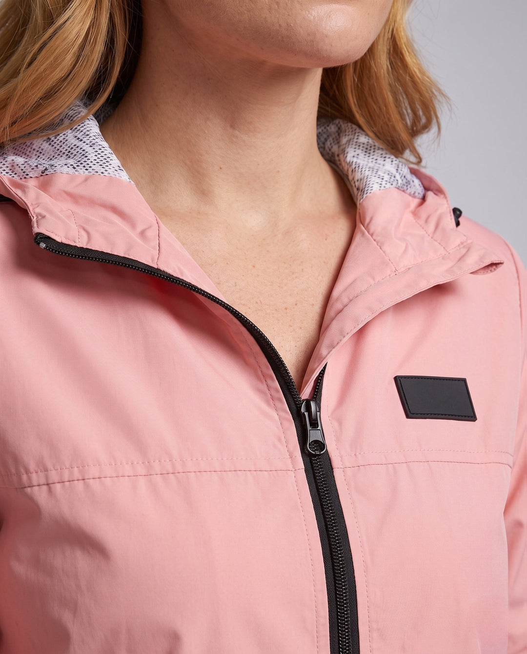 Atmungsaktiver Windbreaker Damen: Stylische und leichte Kapuzenjacke, winddicht und komfortabel für Frühling und Sommer.