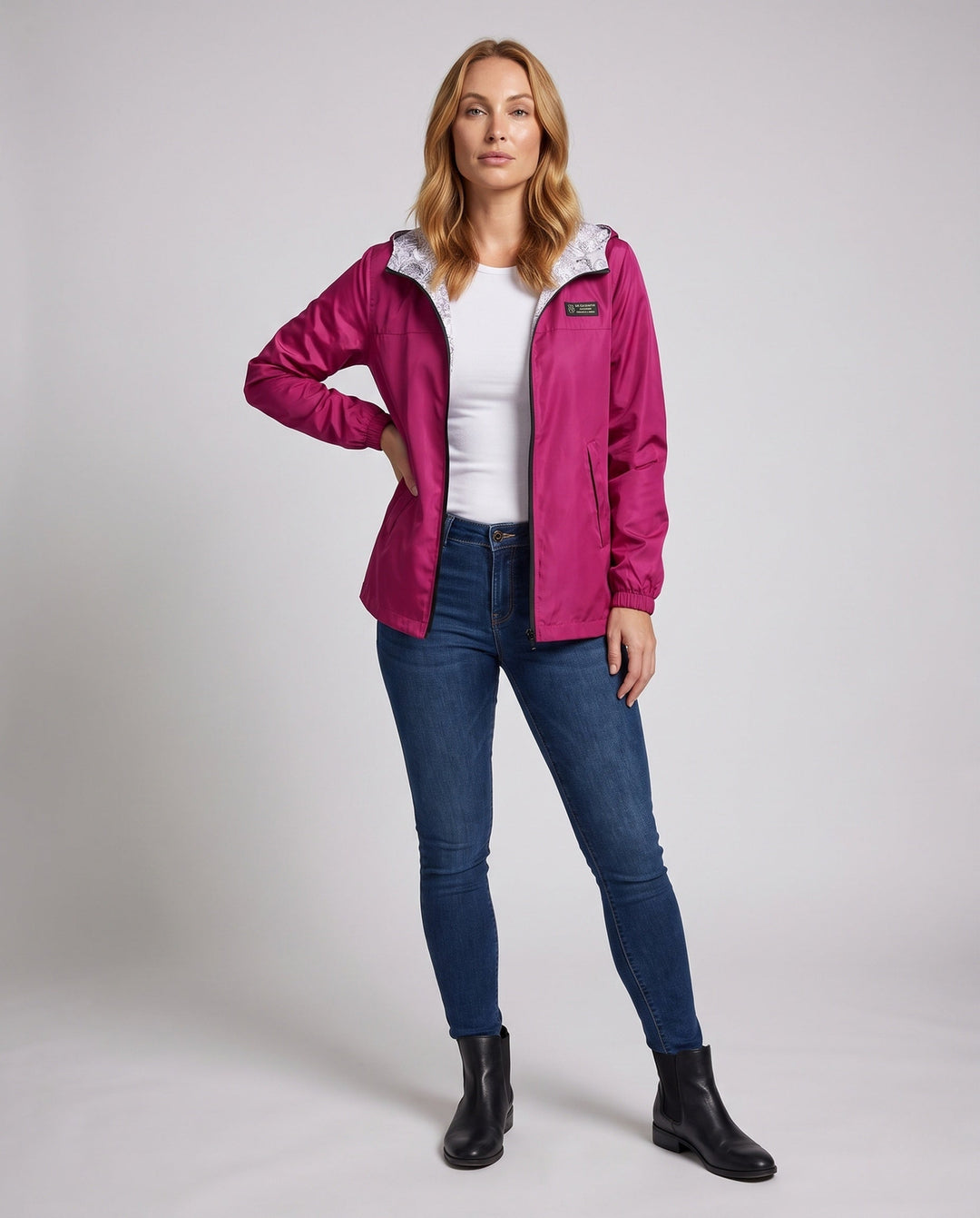 Damen Windbreaker: Leichte Kapuzenjacke, wasserabweisend & packbar, ideal für Alltag.