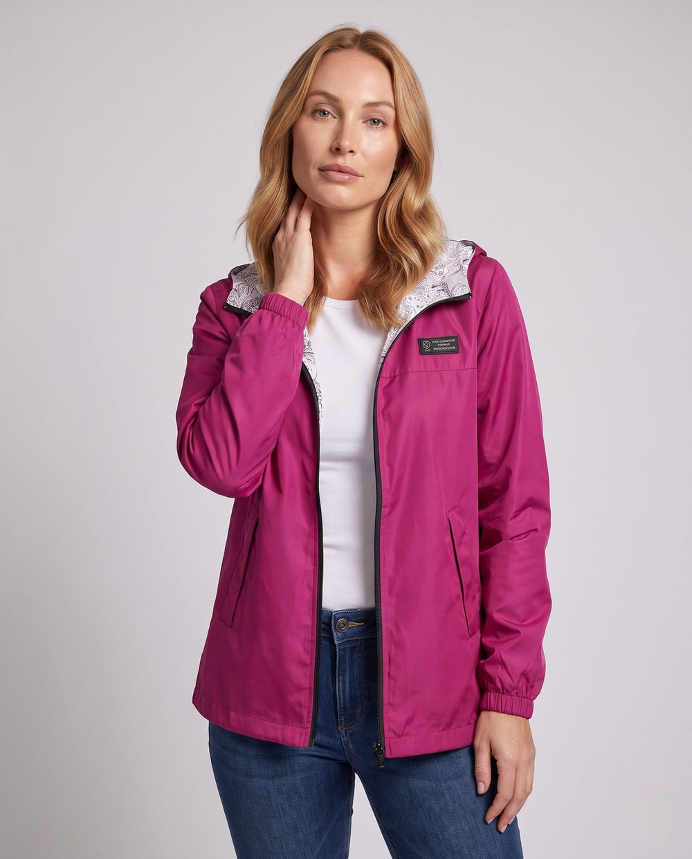 Leichte Damen Outdoorjacke mit Kapuze, wasserabweisend, perfekt für Sport & Freizeitaktivitäten.