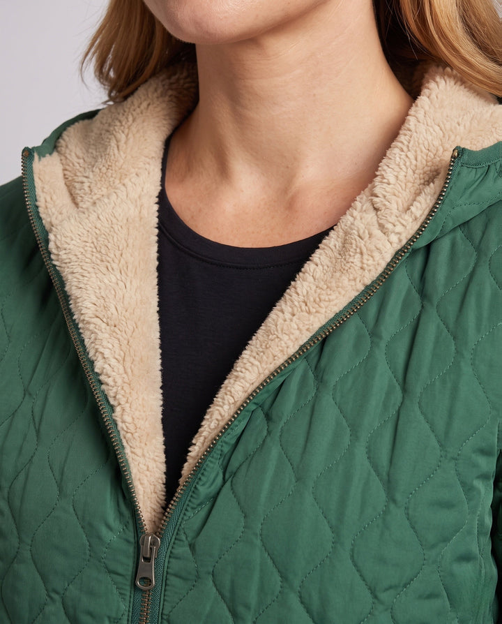 Detailansicht: Kuscheliges Futter und hochwertige Steppung der mittellangen Damen Winterjacke.