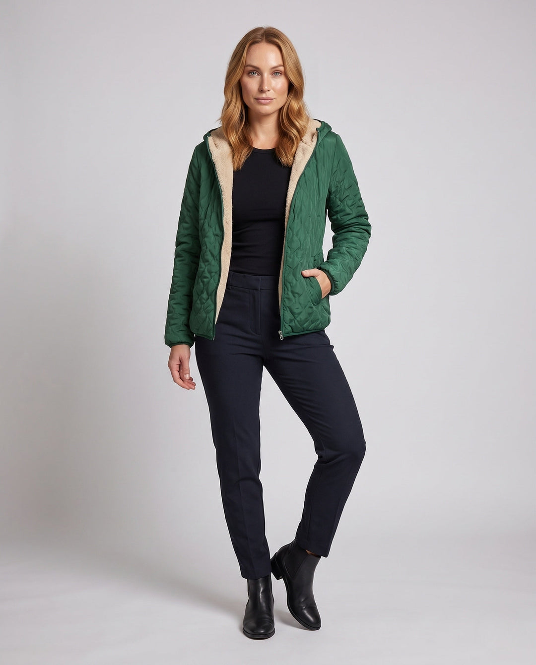 Damen Steppjacke mittellang mit kuscheligem Futter & Kapuze. Warme Herbst- & Winterjacke für Damen.