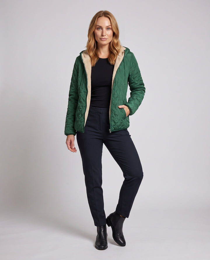 Damen Steppjacke mittellang mit kuscheligem Futter & Kapuze. Warme Herbst- & Winterjacke für Damen.