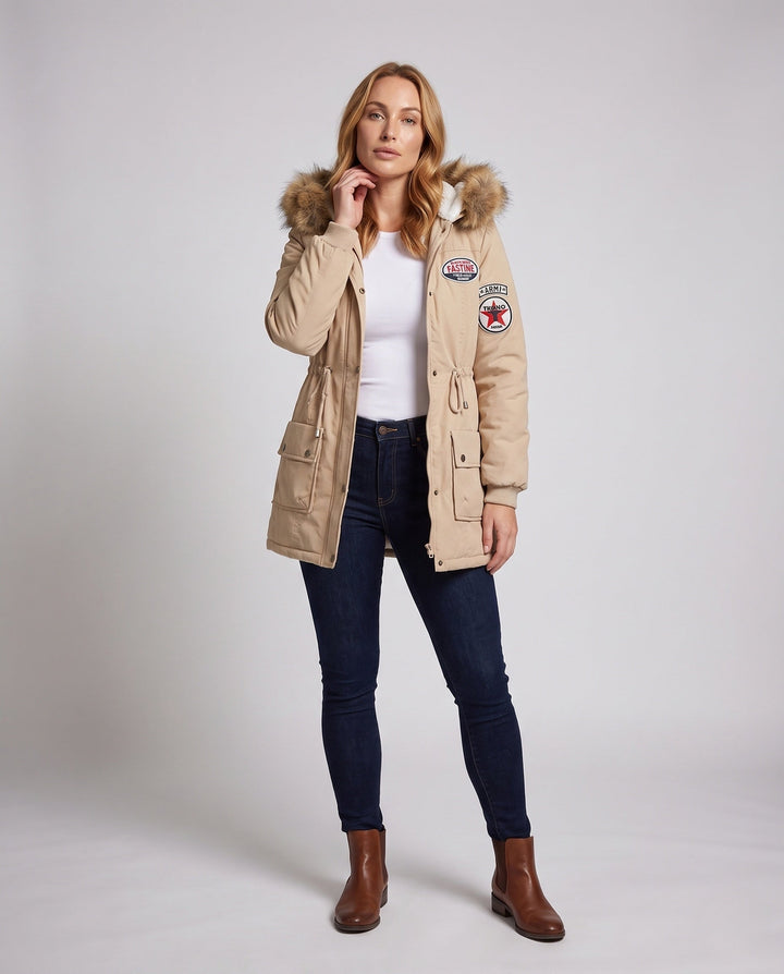 Damen Utility Parka, warm gefüttert mit Kunstpelzkapuze. Taillierter Wintermantel für urbanen Kälteschutz.