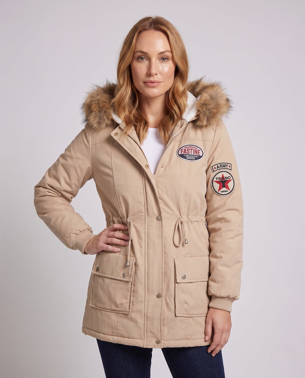 Robuster Damen Wintermantel im Utility-Stil, warm gefüttert, mit stylischer Kunstpelzkapuze. Ideal für Freizeit.