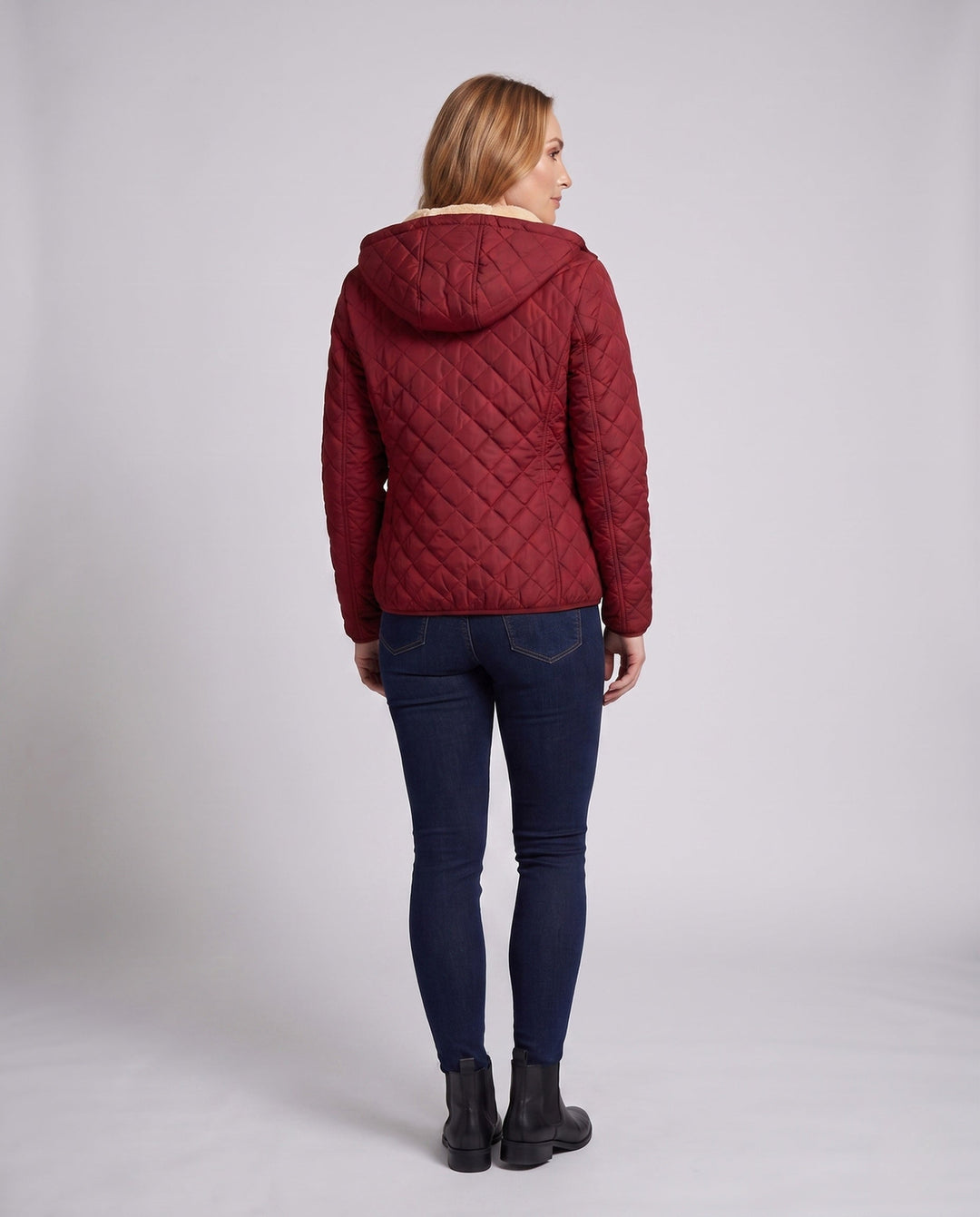 Kompakte, warme Damen Steppjacke mit Kapuze, einfach zu verstauen für Reise & Alltag.