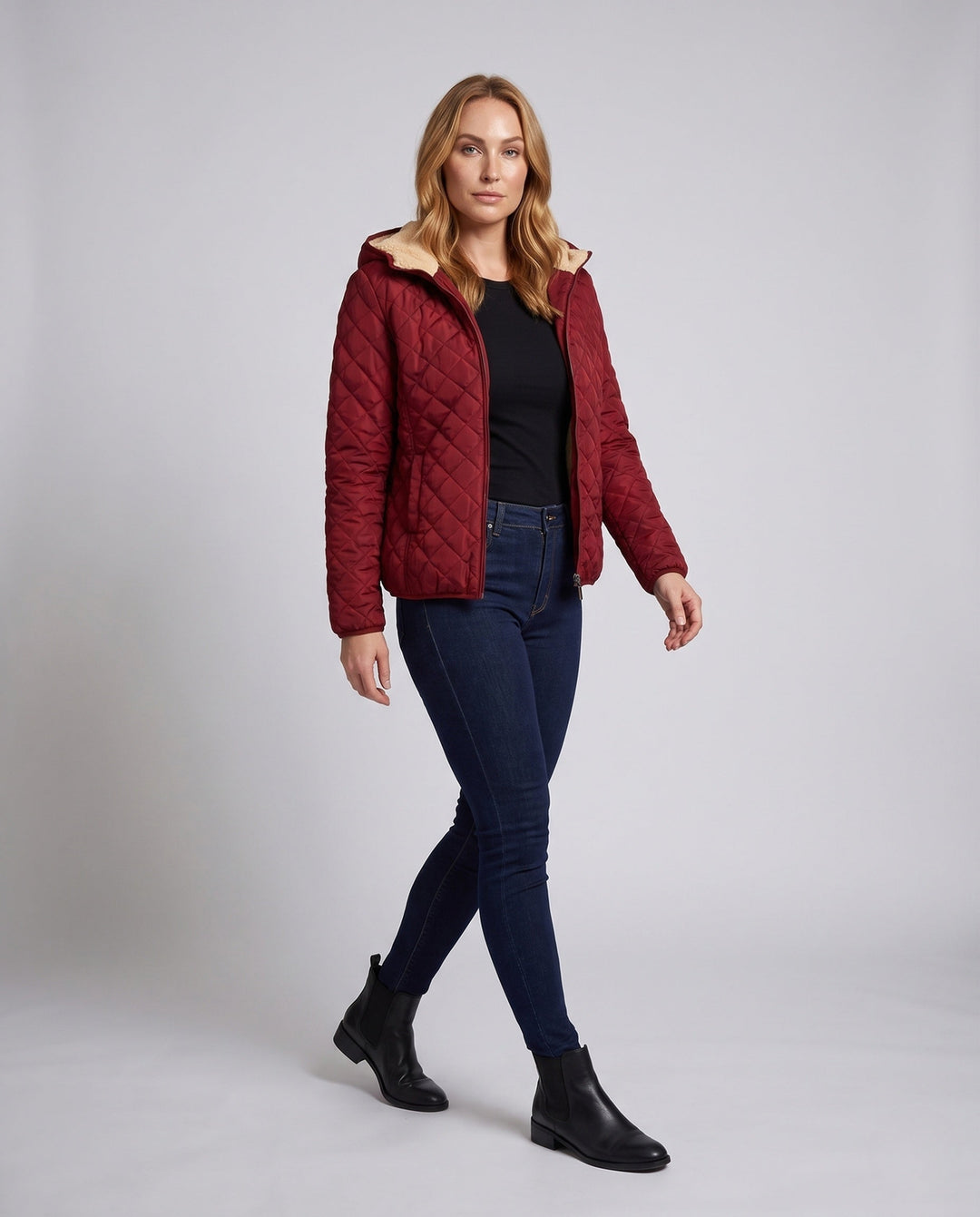 Modische Damen Steppjacke mit Kapuze, leicht & warm, ideal für Herbst & Wintermode.