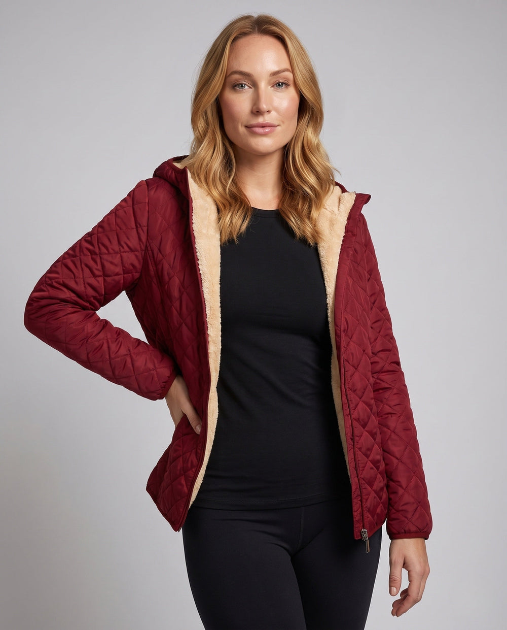 Nahaufnahme der gesteppten Oberfläche der Damen Winterjacke mit Kapuze, für Wärme & Stil.