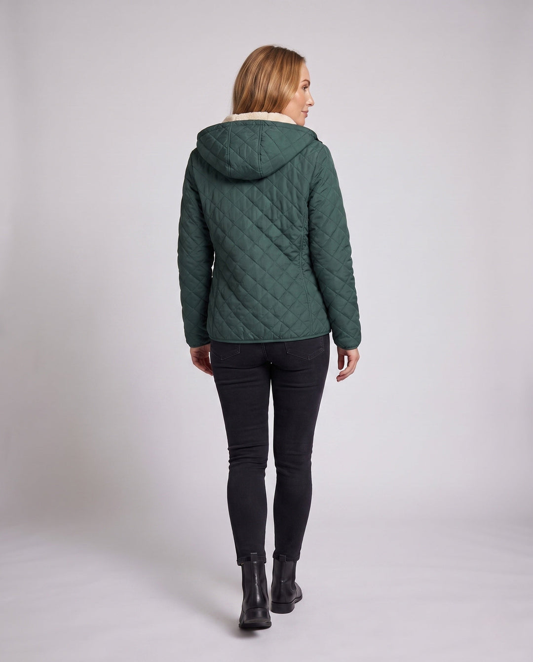 Bequeme Damen Steppjacke mit Kapuze und Reißverschluss. Leichte Passform für hohen Tragekomfort im Alltag.