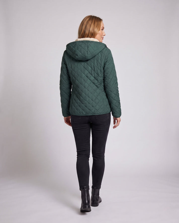 Bequeme Damen Steppjacke mit Kapuze und Reißverschluss. Leichte Passform für hohen Tragekomfort im Alltag.