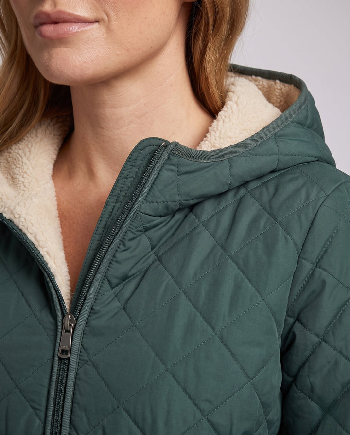 Stilvolle Damen Kapuzenjacke, leicht gesteppt, perfekt als Frühlings- oder Herbstjacke. Modisch & vielseitig.