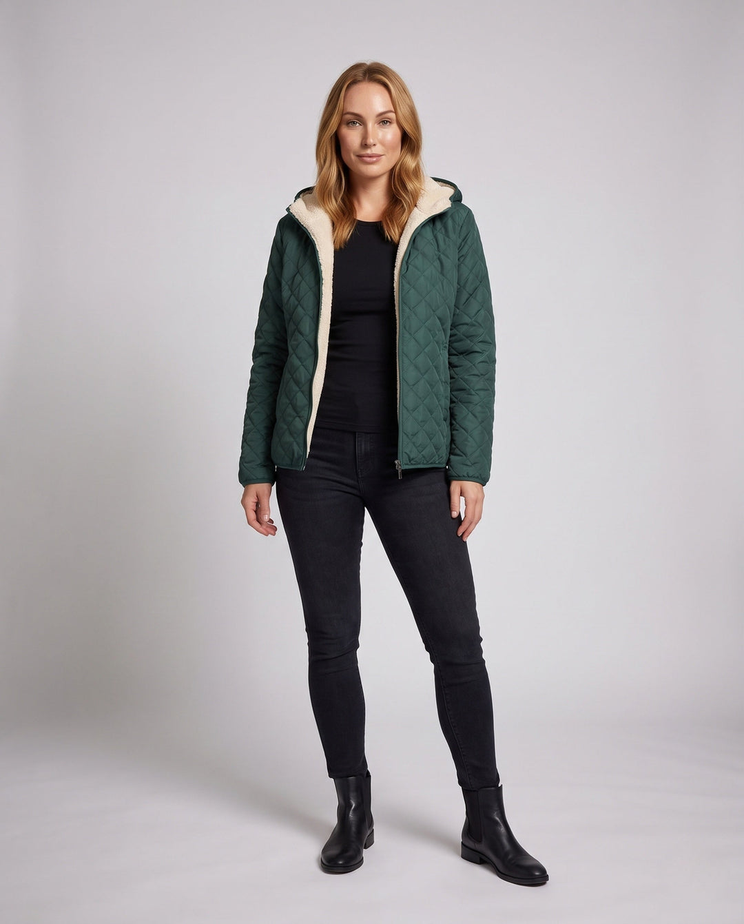 Leichte Damen Steppjacke mit Kapuze, ideal für Übergangszeiten. Warm, modisch und bequem für Herbst & Frühling.