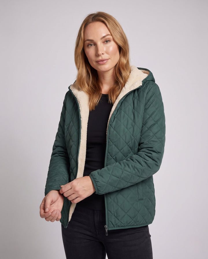 Steppjacke für Damen mit wattierter Kapuze. Warme, isolierte Übergangsjacke im modischen Design für Outdoor & Alltag.