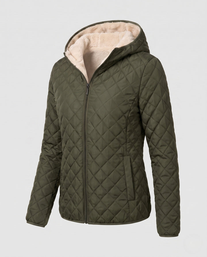 Funktionale Damen Steppjacke mit Kapuze. Ideale leichte Jacke für Schichtlooks in kühleren Übergangszeiten.