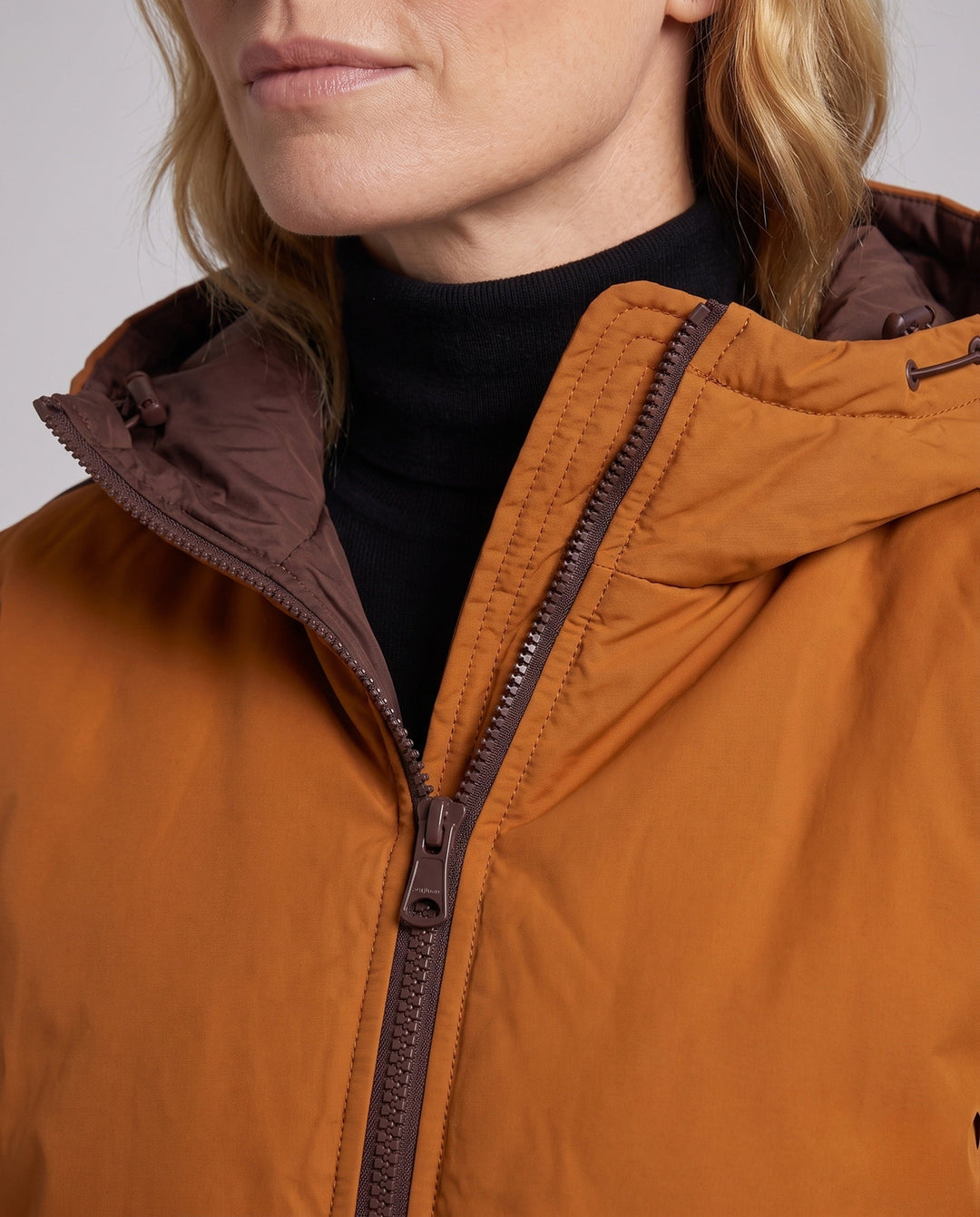 Eleganter Damen Winterparka, gesteppt, mit Kapuze und urbanem Stil. Bequeme Freizeit-Oberbekleidung für Damenmode.