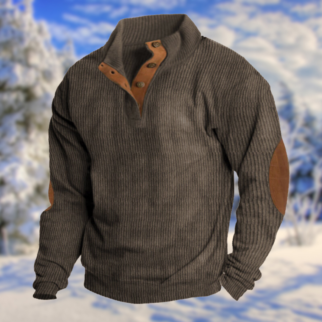 Detailansicht: Herren Freizeitpullover mit markanten Ellenbogen-Patches und praktischer Knopfleiste am Kragen.
