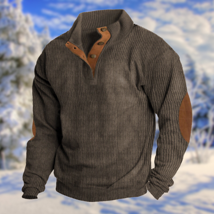 Detailansicht: Herren Freizeitpullover mit markanten Ellenbogen-Patches und praktischer Knopfleiste am Kragen.
