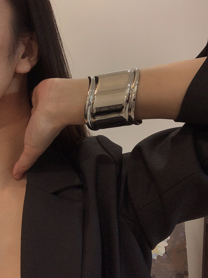 Cooles Punk & Rock Armband, Unisex, aus Metall mit markantem Wellenmuster, verstellbares Accessoire.