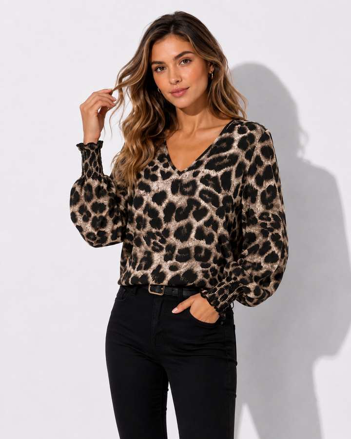 Modische Damenbluse mit auffälligem Tierprint Leopardenmuster für einen stylischen und zeitlosen Look.