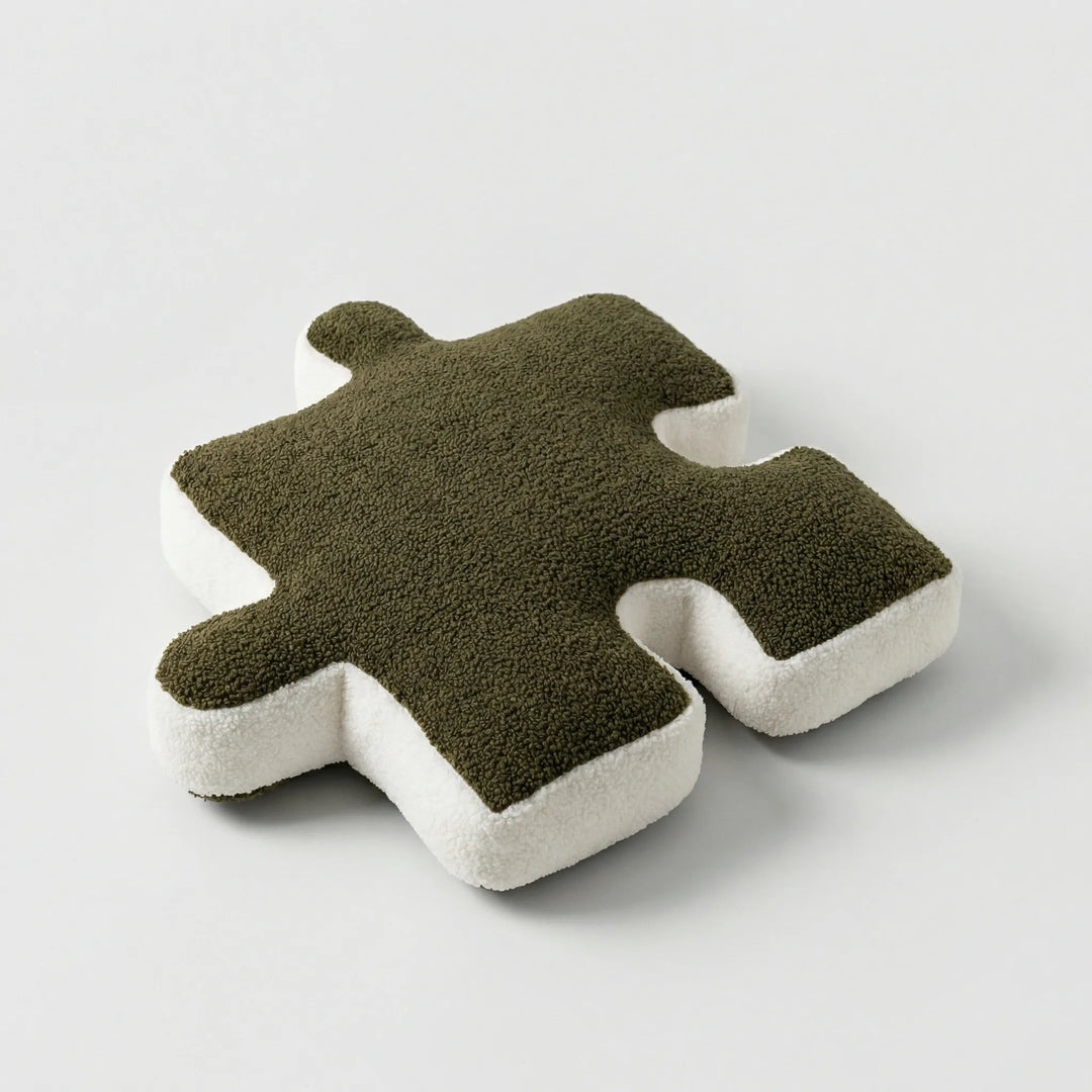 Buntes Kuschelkissen im Puzzle-Design für Kinderzimmer. Einzigartiges, weiches Dekokissen.