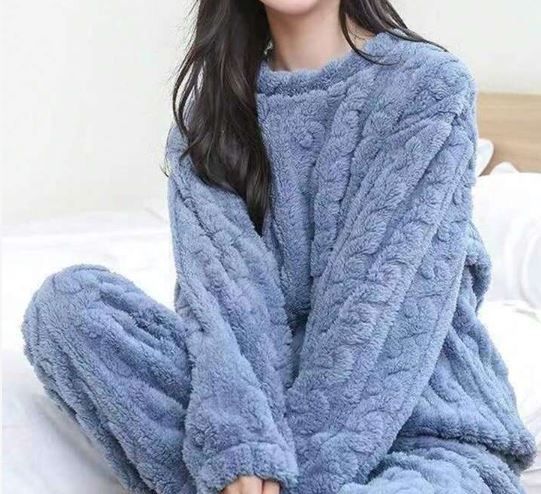 Gemütliches Damen Pyjama Set aus weichem Stoff für erholsame Nächte und entspannte Stunden zu Hause.