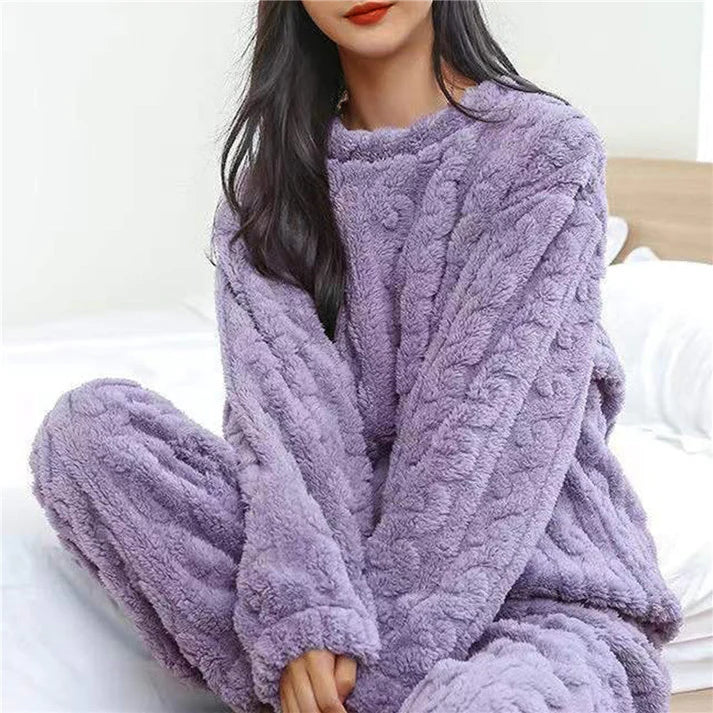 Stilvolles Damen Schlafanzug Set mit Langarm-Oberteil, ideal als komfortable Nachtwäsche für den Winter.