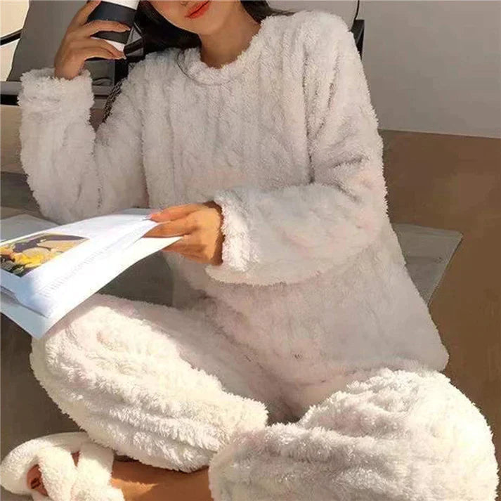 Weiches Damen Pyjama Set, perfekt als gemütlicher Hausanzug oder stilvolles Geschenk für entspannte Abende.