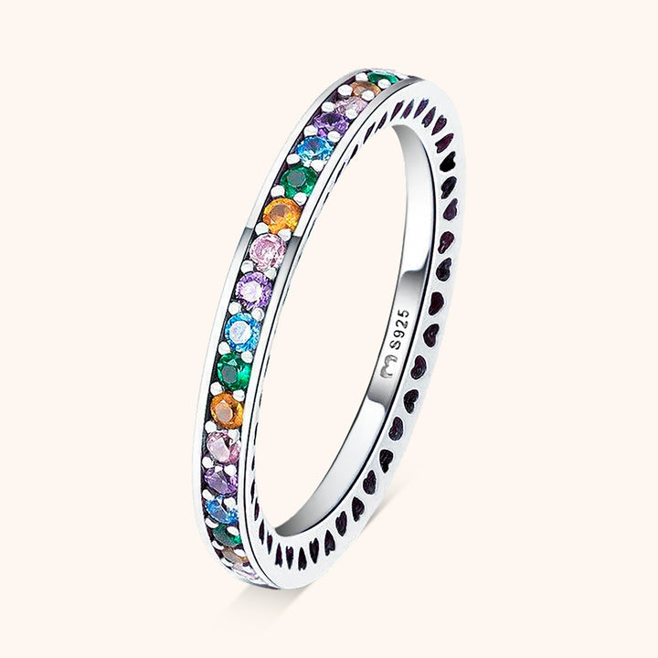 Funkelnder Damen-Regenbogenring aus Silber mit farbigen Zirkonia-Steinen. Elegantes Accessoire für Frauen.