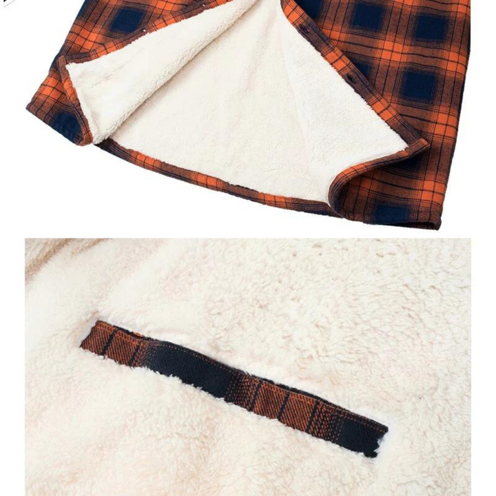 Person trägt kuschelige Unisex Karomuster-Jacke mit Fleece-Futter, ideal für Spaziergänge im Herbst.