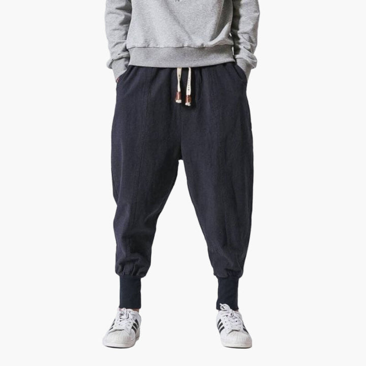Komfortable Herren Jogginghose im Harem-Stil, lässig geschnitten, perfekt für Freizeit & Entspannung.