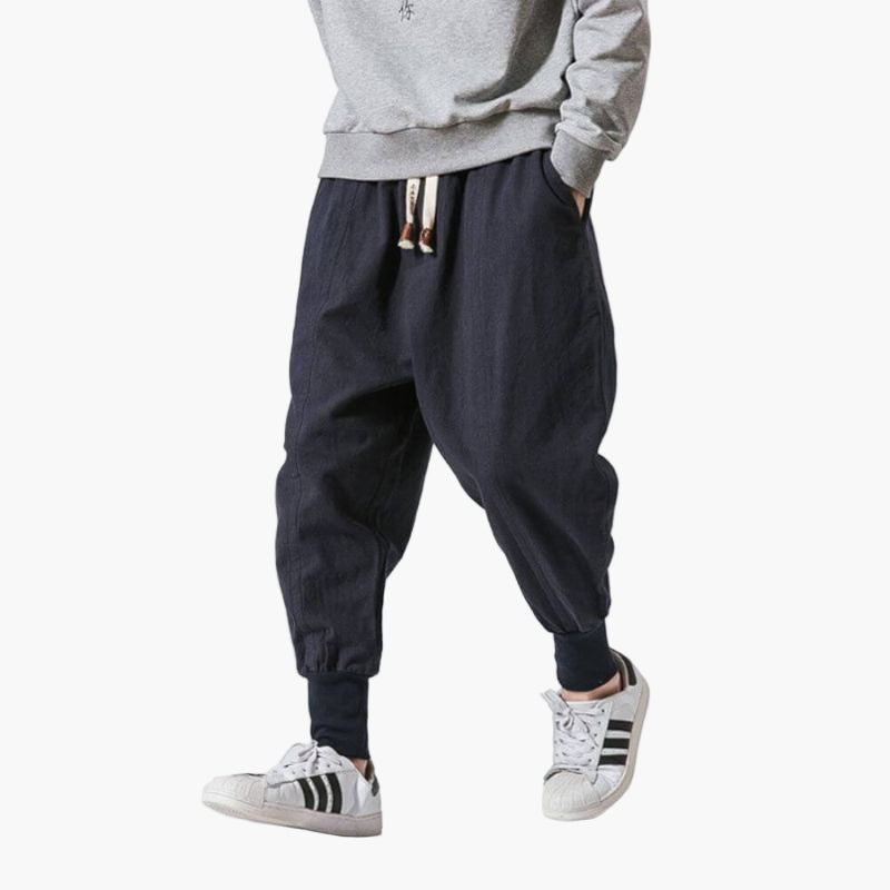 Lässige Herren Freizeithose, Haremshose mit bequemem Jogging-Schnitt, moderne Herrenmode.