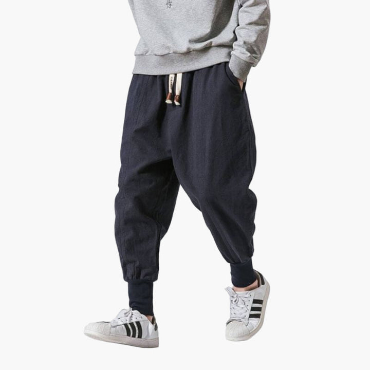 Lässige Herren Freizeithose, Haremshose mit bequemem Jogging-Schnitt, moderne Herrenmode.