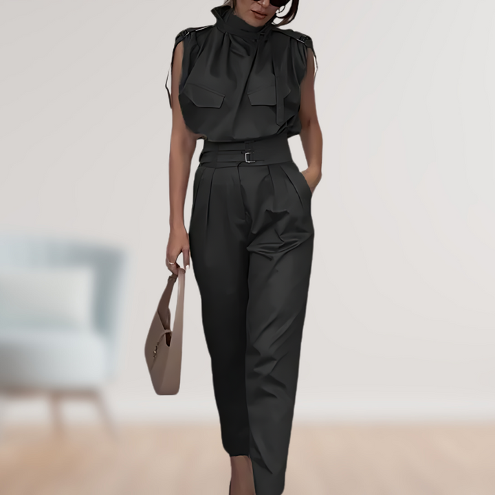 Nahaufnahme des leichten Polyester-Stoffs des eleganten Damen-Zweiteilers für maximalen Tragekomfort.