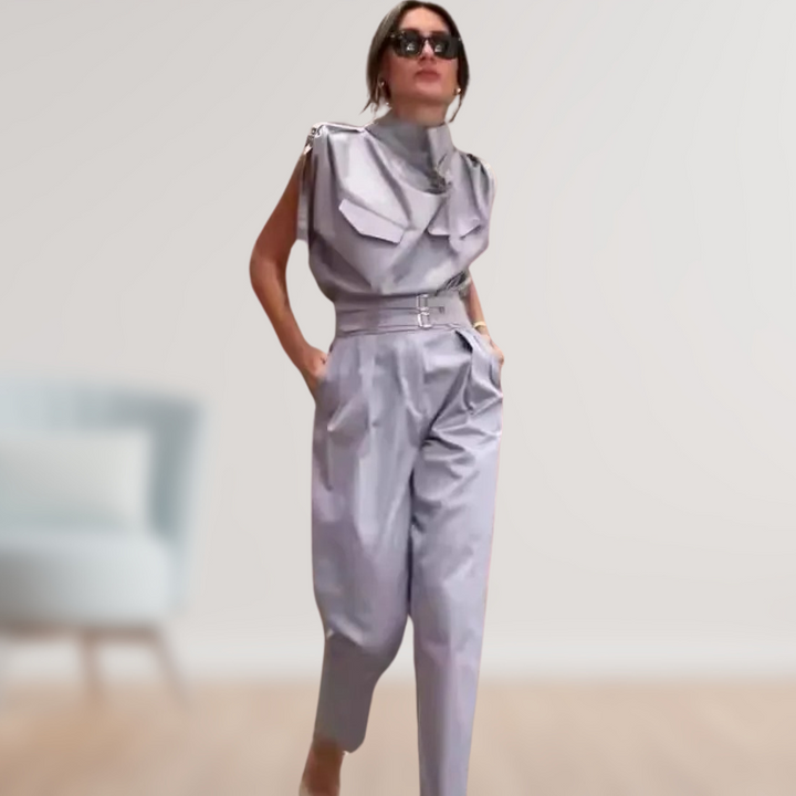 Rückansicht des eleganten Damen Ensembles mit 2 Teilen, tailliert mit Gürtel, ideal für Business & Freizeit.