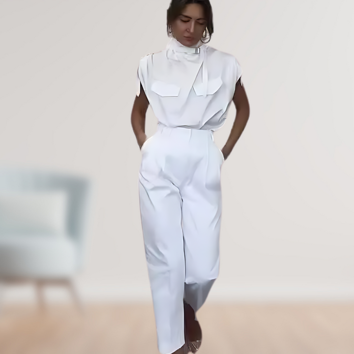 Detail des modischen Taillengürtels, der dem eleganten Damen Set eine schmeichelhafte Silhouette verleiht.